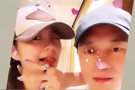安以轩庆祝与老公结婚四周年 手搭老公肩头卖萌吐舌状态佳图片