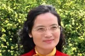 武大教授丁俊萍课堂上和学生们一起唱《歌唱祖国》，信仰和情怀让理论可亲可爱图片