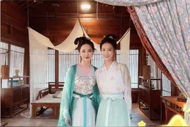 刘亦菲合影《梦华录》剧组美女演员，被P过度眉毛差点磨没了图片