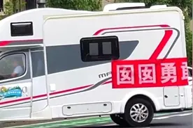 杭州一名家长开房车陪考，定制偶像立牌为高三女儿“应援”视频封面