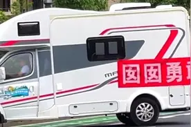 杭州一名家长开房车陪考，定制偶像立牌为高三女儿“应援”视频封面