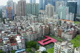 城中村足球场“变身”核酸检测点，村民争当志愿者图片