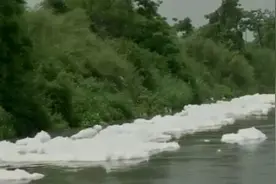 印度恒河最长支流漂浮有毒泡沫：厚厚一层盖住河面图片