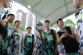 要疯战火再燃“武汉直升机”韩曙光大战“娄底灌篮王”孙熠杰图片