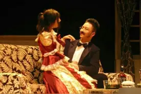 曝迪丽热巴上戏作业《玩偶之家》舞台旧照，异域风情五官+宫廷华服，画面美绝图片