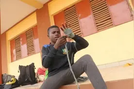 12岁非洲少年爱看中国功夫片，梦想成为拳击手图片