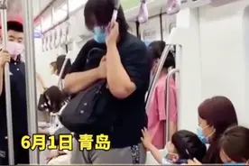 青岛地铁上，小伙站着打瞌睡，身旁小男孩一个动作…有被暖到图片