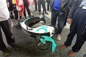 贵阳街头，8岁小孩骑共享电动车撞倒老人！围观市民有话说……图片