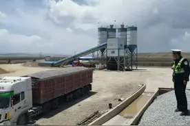 青海警方查处一辆严重超载“百吨王”图片