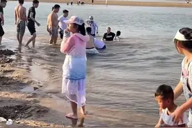 ​黄河滩上女孩陷暗坑被淹没顶，洛阳市民搭人链施救图片