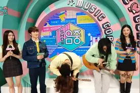 音乐节目发生「放送事故」！男歌手一弯腰假发喷飞...主持人傻了图片