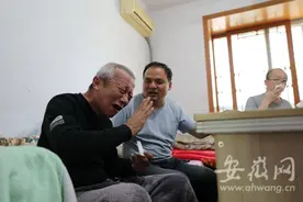 淮南一家三口先后瘫痪 邻居男子无偿照顾10年图片