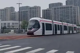 浙江嘉兴即将迎来有轨电车时代 行人车辆如何安全通过与电车交汇路口？图片