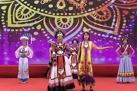 感受魅力霓裳 模特专场展演引市民驻足观看图片