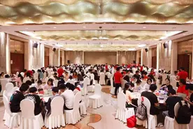 高考前最后的晚自习：长沙一酒店饭厅变身临时自习室图片