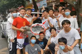交警“靓号”护航高考“211”“985”来了图片