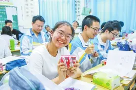 定制可乐、“985红包”、必胜小黄鸭、人造彩虹……郑州老师宠你上天 祝你高考遂愿图片