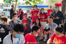 海滨中学老师统一身着“鱼跃龙门”红色T恤图片