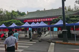哥哥上场高考 3岁萌娃弟弟场外助阵图片