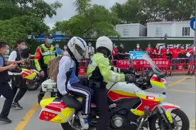 “谢谢您！”深圳一考生深鞠躬感谢交警顺利护送抵达考点图片