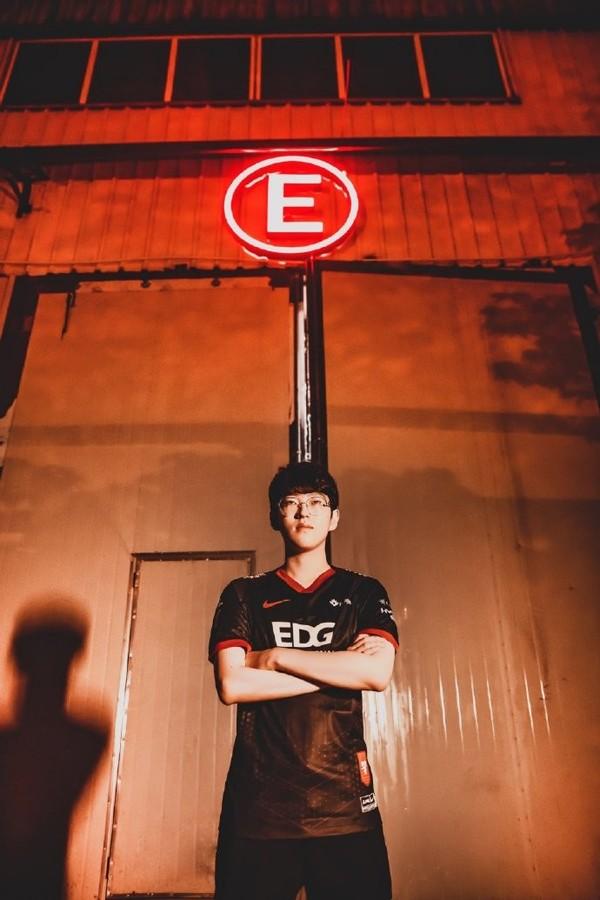 在新赛季的主力阵容,包括faker领衔的t1,签下lol冠军adc羊驼deft的dk