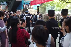 2021年高考第一天 3岁妹妹穿上旗袍送哥哥参加高考图片