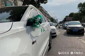 一小时发放一百多条绿丝带，济南交警保障送考车辆优先通行图片