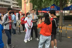 高考首日人大附考点：考生和家长合影留念、与老师击掌进校图片