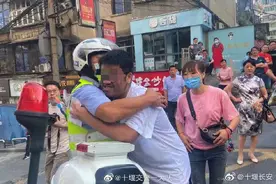 高考首日：总有考生忘带准考证，北京考生首次“刷脸”进考场图片
