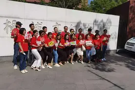 交大附中教师送考团亮了：穿红衣举应援牌，给学生爱心拥抱图片