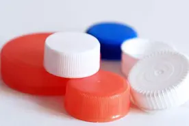 惊险！小伙用牙齿开可乐瓶盖冲进食管视频封面