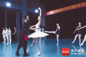 芭蕾名师到海南省芭蕾舞蹈学校进行一对一教学指导图片