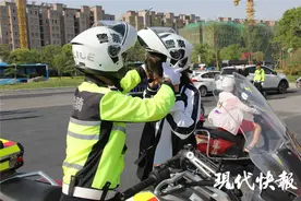 女生睡过头，送考大巴开走了……图片