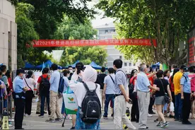 高考首日暖心一幕！“老班”考点门口为考生戴红绳祝“考神附体”图片