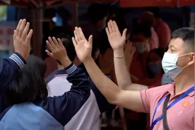 考前的“专属礼物”：南沙送考老师与学生击掌拥抱为高考加油图片