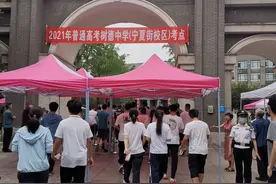 全国高考拉开大幕 成都7800名警力为7.4万名考生护航图片