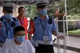 30秒｜考前三周查出强直性脊柱炎 四川宜宾考生坐着轮椅坚持高考视频封面