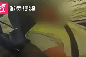 男子科目三刚上路就被扣100分，气到对自己下狠手图片