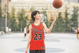 打篮球的深圳女孩，飒图片