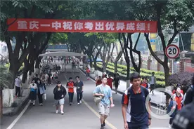 她第一个跑出考场：“我就想要接受采访！”图片