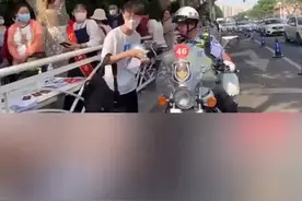 高考首日的青岛58中考场，一男生走错考场，两名女考生迟到视频封面