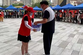 测完核酸又返回，只为送上一箱水图片