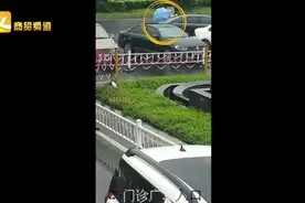 “孩子生裤腿里了！”产妇医院门口站着生产，急诊科护士雨中接生图片