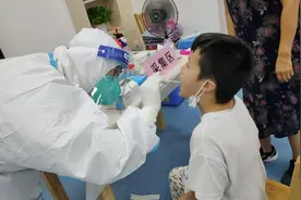 儿子测核酸巧遇医生爸爸，爸爸给儿子做了个“奥特曼”动作图片