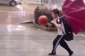 男孩回家路上打篮球太忘我，全然不知头上的雨伞已经“面目全非”图片