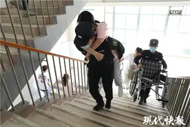 暖心！考生腿骨折，民警背上背下图片