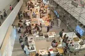 气愤！“熊孩子”将美术展当游乐场，家长：踩一下有什么关系图片