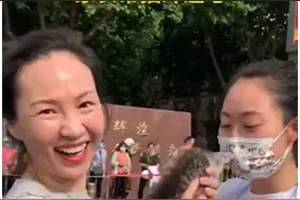 河南妈妈带猫给高考女儿助力，女儿反向安慰猫咪：“别紧张啊你”图片