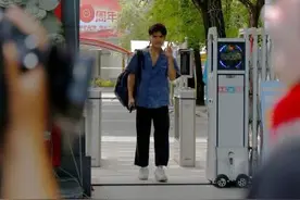 海南三亚：考生从容迈出中国最南高考考点图片