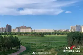 快看！这是亚洲最大的城中草原图片